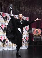 　８１枚目のＣＤ発売を記念して華麗に足を上げる田原俊彦（撮影・園田高夫）