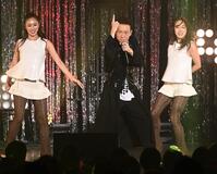 　熱いパフォーマンスでファンを喜ばせる田原俊彦（中央）＝撮影・園田高夫