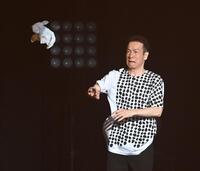 　汗がたっぷりのタオルを客席に投げる田原俊彦（撮影・園田高夫）