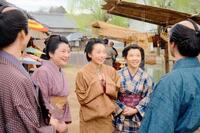 　日本橋で店を営む、蔦重推しの女将３人組マツ・タケ・ウメ役の（左から）伊藤かずえ、ベッキー、福田麻貴