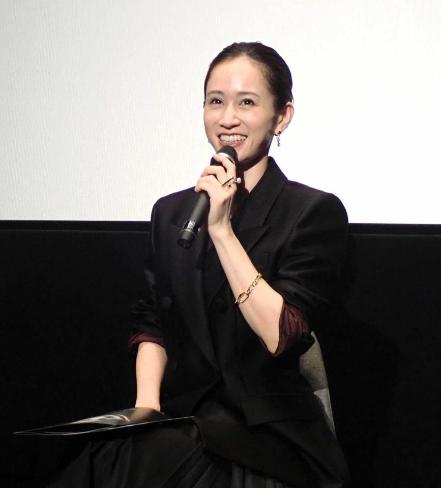 　トークショーを行った前田敦子