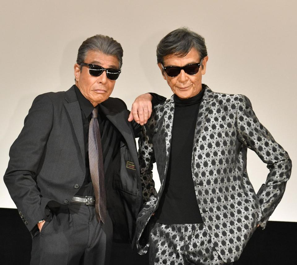 　ポーズを決める舘ひろし（左）と柴田恭兵（撮影・持木克友）