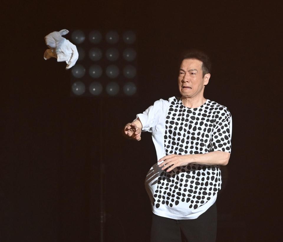 　汗がたっぷりのタオルを客席に投げる田原俊彦（撮影・園田高夫）