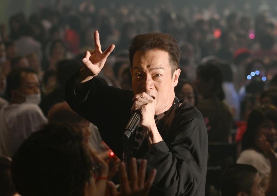 　カメラに向かってＶサインをする田原俊彦（撮影・園田高夫）