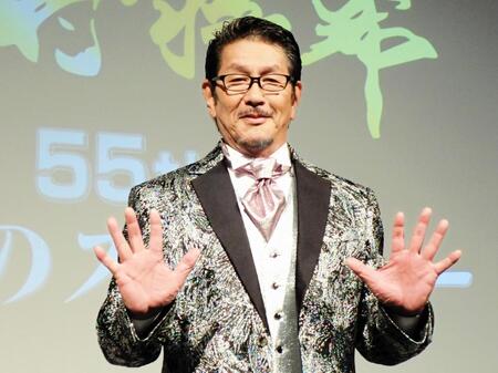 　両手で５５周年をアピールする野村将希