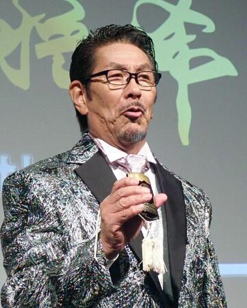 　水戸黄門の印籠を出す野村将希