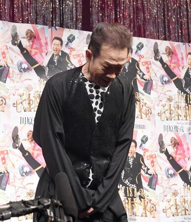 　頭を下げ謝罪する田原俊彦（撮影・園田高夫）