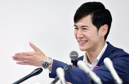 　記者会見する再生の道の石丸代表＝22日