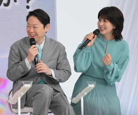 　会見で息ピッタリの掛け合いを見せた阿部サダヲ（左）と松たか子（撮影・伊藤笙子）