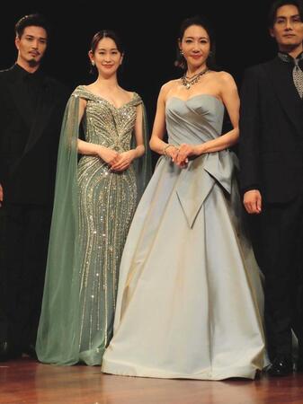 　主人公マタ・ハリをＷキャストで演じる柚希礼音（右から２人目）と愛希れいか（左から２人目）