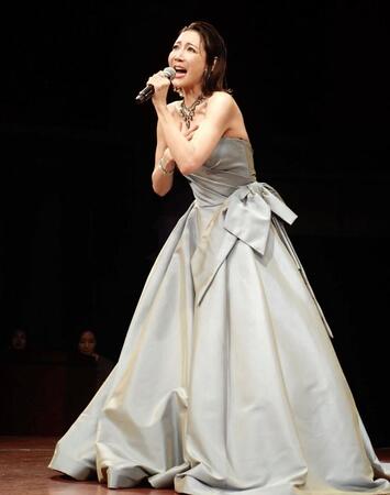 「この命の最期に」を歌唱する柚希礼音