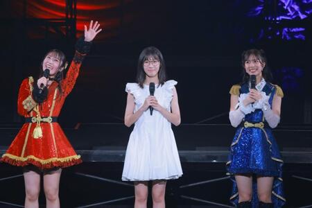 　Ｊｕｉｃｅ＝Ｊｕｉｃｅの新メンバー・林仁愛（中央）とリーダー・段原瑠々（左）とサブリーダー・井上玲音