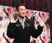 　テレビカメラに向かって手を振る田原俊彦（撮影・園田高夫）