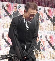 　頭を下げ謝罪する田原俊彦（撮影・園田高夫）