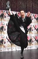 　華麗に足を上げる田原俊彦（撮影・園田高夫）