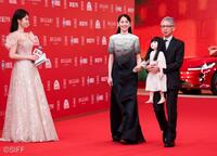 　レッドカーペットを歩く長澤まさみ（中央）