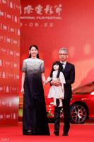 　レッドカーペットを歩く長澤まさみ（左）