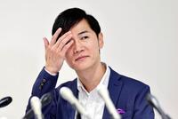 　記者会見する再生の道の石丸代表＝22日