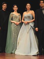 　主人公マタ・ハリをＷキャストで演じる柚希礼音（右から２人目）と愛希れいか（左から２人目）