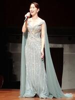 　「一生の時間」を歌唱する愛希れいか