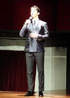 　「普通の人生」を歌唱する甲斐翔真