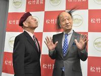 　定番のネタを披露する（左から）海原かなたと海原はるか