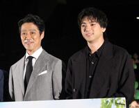 　上映会に登壇した堤真一（左）と山田裕貴
