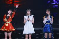 　Ｊｕｉｃｅ＝Ｊｕｉｃｅの新メンバー・林仁愛（中央）とリーダー・段原瑠々（左）とサブリーダー・井上玲音