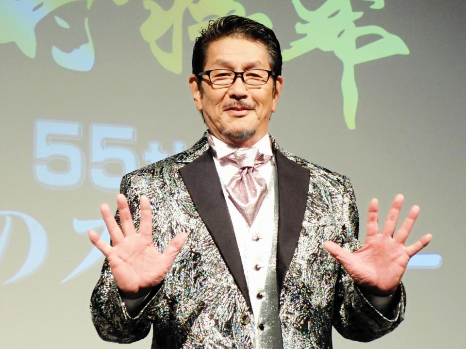 　両手で５５周年をアピールする野村将希