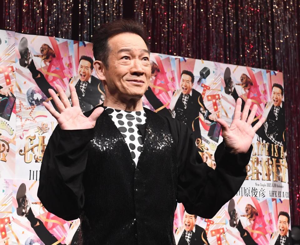 　テレビカメラに向かって手を振る田原俊彦（撮影・園田高夫）