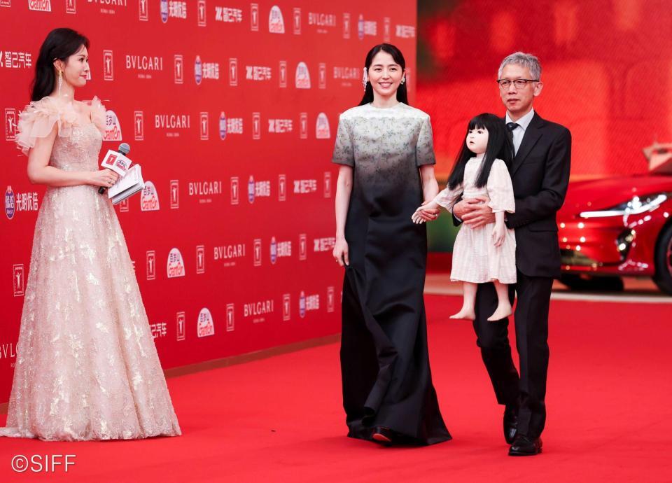 　レッドカーペットを歩く長澤まさみ（中央）