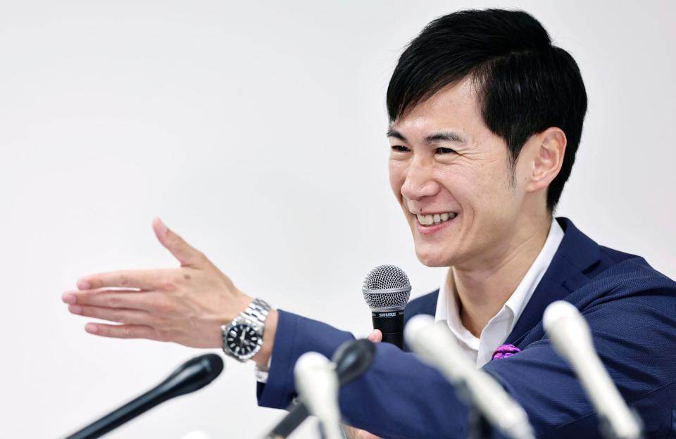 　記者会見する再生の道の石丸代表＝22日