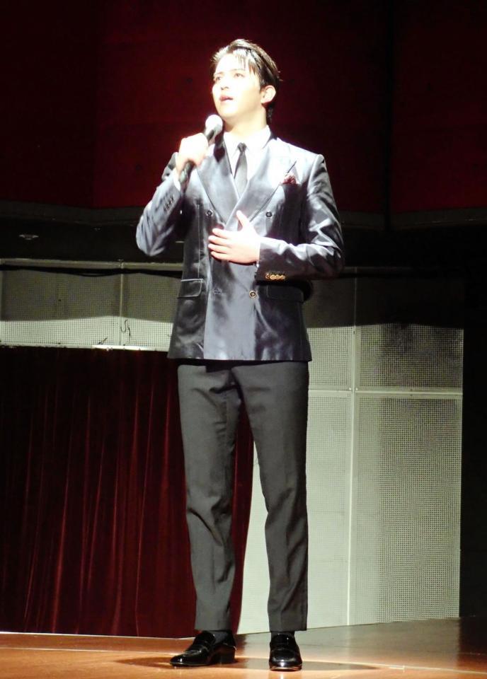 　「普通の人生」を歌唱する甲斐翔真