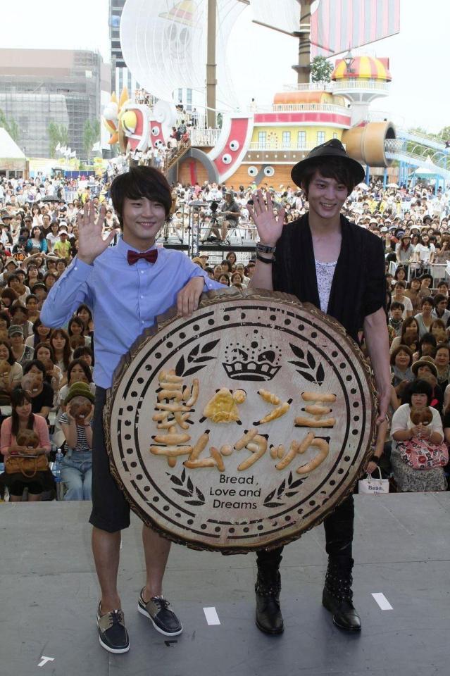 　ドラマ「製パン王　キム・タック」で来日したユン・シユン（左）＝２０１１年７月撮影