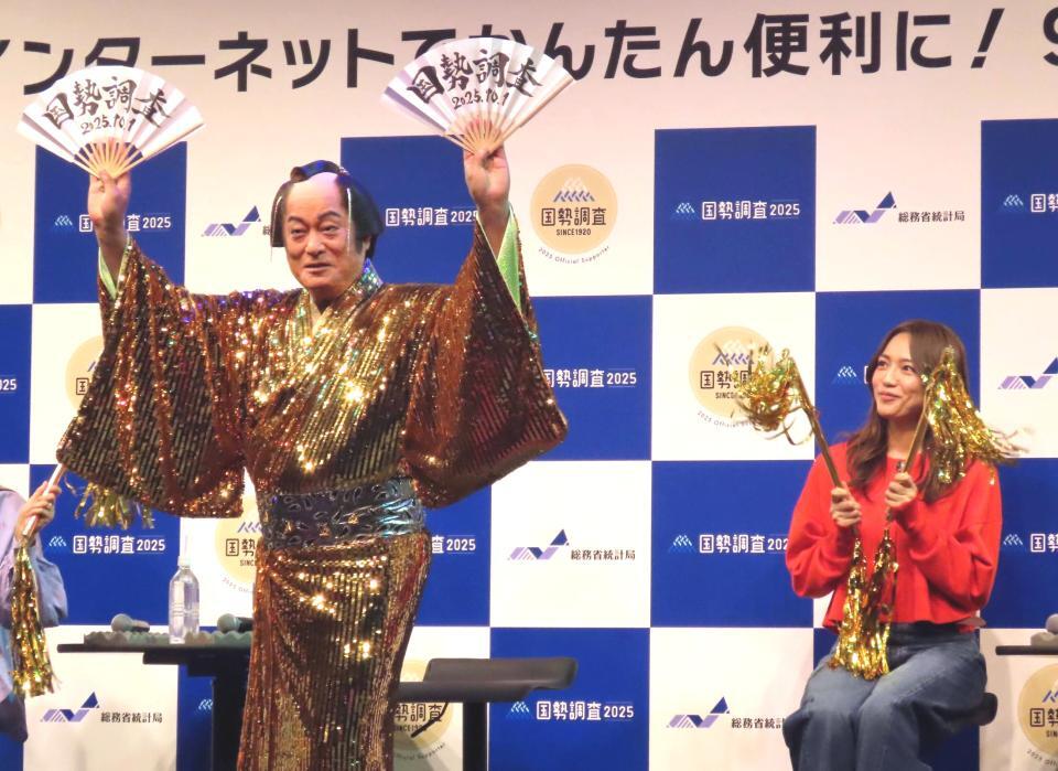 　国勢調査イベントでマツケンサンバを踊る松平健（左）と川口春奈