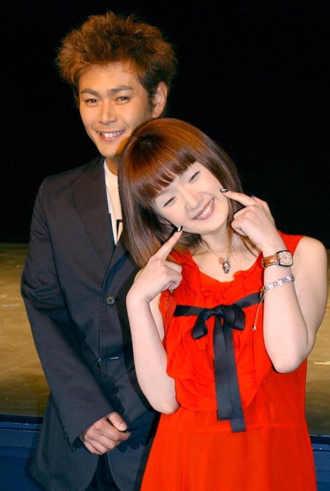 　入籍会見する千秋（右）とココリコ遠藤（２００２年７月撮影）