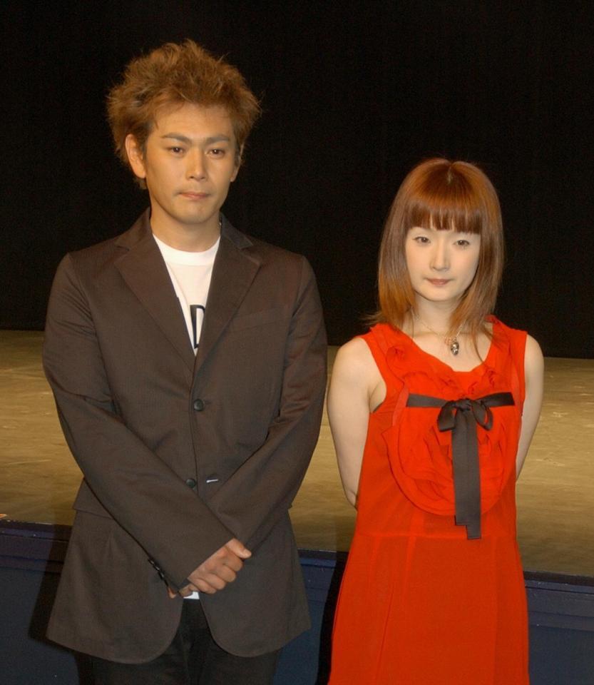 　入籍会見する千秋（右）とココリコ遠藤（２００２年７月撮影）