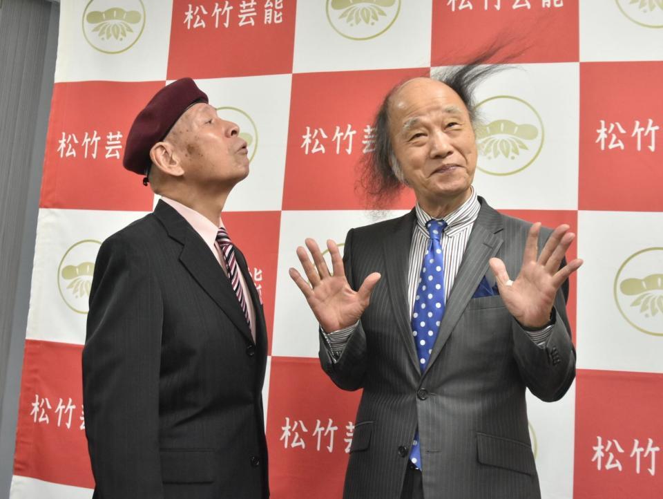 　定番のネタを披露する（左から）海原かなたと海原はるか