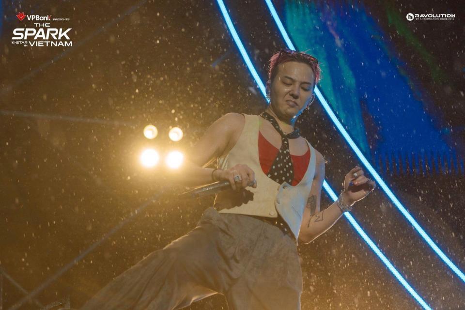 　Ｋ－ＳＴＡＲ　ＳＰＡＲＫ　ＩＮ　ＶＩＥＴＮＡＭの公式Ｆａｃｅｂｏｏｋより　雨の中ステージを披露するＧ－ＤＲＡＧＯＮ