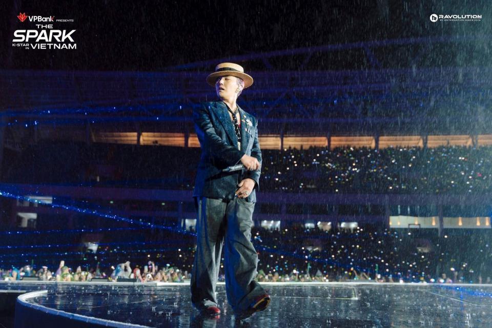 　Ｋ－ＳＴＡＲ　ＳＰＡＲＫ　ＩＮ　ＶＩＥＴＮＡＭの公式Ｆａｃｅｂｏｏｋより　雨の中ステージを披露するＧ－ＤＲＡＧＯＮ