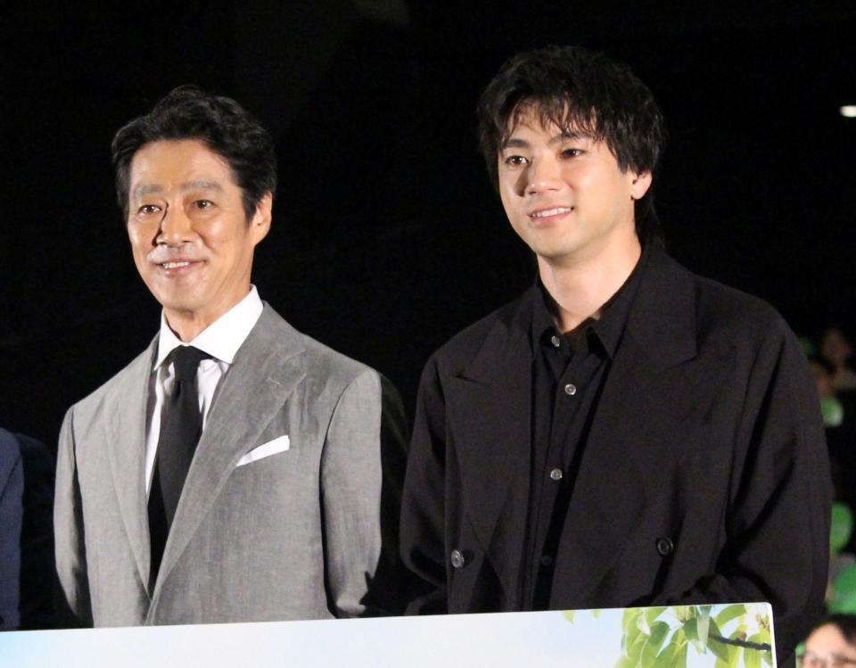 　上映会に登壇した堤真一（左）と山田裕貴