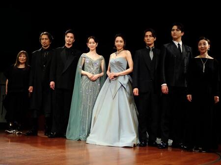 　「マタ・ハリ」の制作発表会見に出席した（左から）石丸さち子氏、神尾佑、廣瀬友祐、愛希れいか、柚希礼音、加藤和樹、甲斐翔真、春風ひとみ