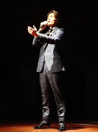 　「戦いが終わっても」を歌唱する加藤和樹