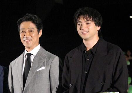 　堤真一（左）と山田裕貴