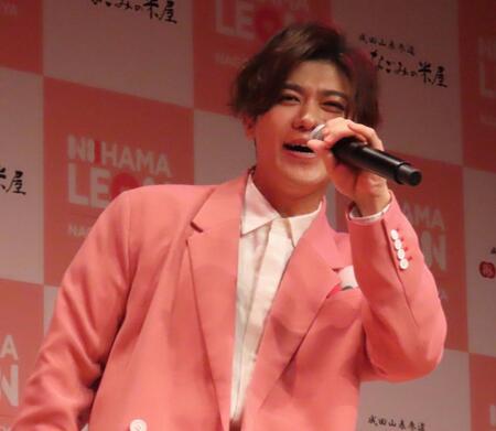 　「全てあげよう」を歌う新浜レオン