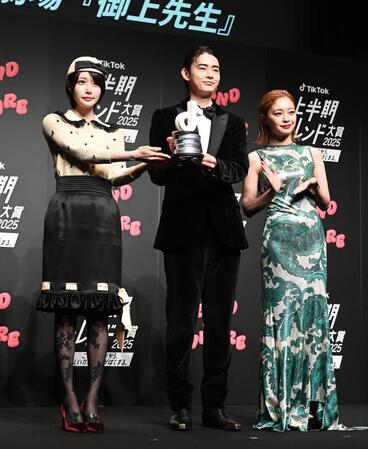 　（左から）あのちゃんからトロフィーを渡される豊田裕大、吉柳咲良（撮影・園田高夫）