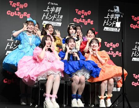 　あの（左から４人目）と一緒に動画を撮影するＣＵＴＩＥ　ＳＴＲＥＥＴのメンバーたち（撮影・園田高夫）