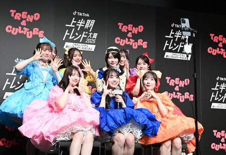 　あの（左から４人目）と一緒に動画を撮影するＣＵＴＩＥ　ＳＴＲＥＥＴのメンバーたち（撮影・園田高夫）