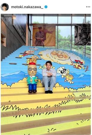 　やなせさんのキャラクター隣にちょこん。中沢元紀のインスタグラム＠ｍｏｔｏｋｉ．ｎａｋａｚａｗａ＿より