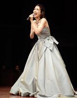 「この命の最期に」を歌唱する柚希礼音